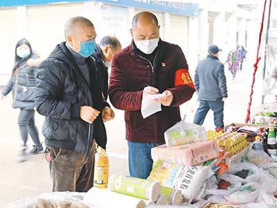 疫情期间，四川泸州市龙马潭区特兴街道走马村党员干部帮隔离群众采买生活用品。陈涛　摄