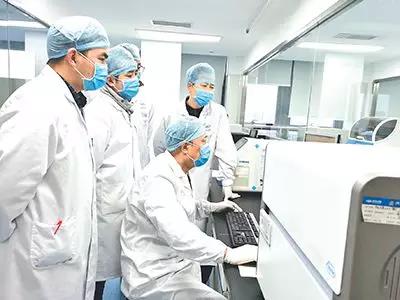 基于前期丰富的呼吸道病原体检测试剂盒研发经验，迪安诊断研发团队发挥技术储备优势，1月20日成功完成基于荧光定量PCR平台的2019－nCoV核酸检测试剂及其检测流程的研发。（图片由通讯员　钱雯提供）